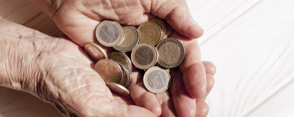 mao-segurando-muitas-moedas-de-euro
