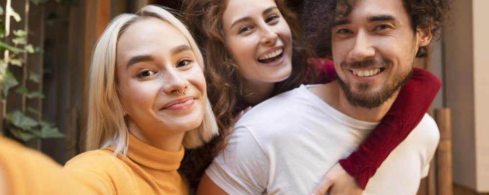 medium-shot-smiley-people-together