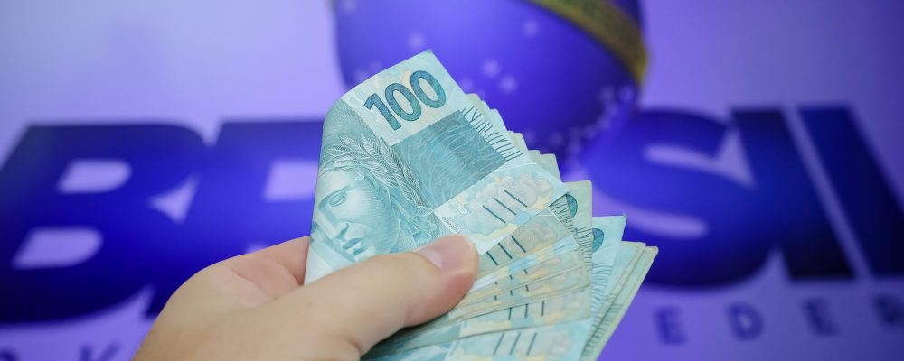 O auxílio emergencial concedido pelo governo federal durante os primeiros meses de crise econômica causada pela pandemia do novo corona vírus teve início e fim em 2020. Com a chegada de um novo ano e sem o fim da pandemia, ficou a expectativa de uma possível prorrogação do benefício em 2021.
