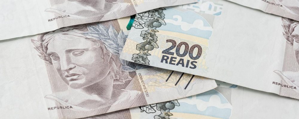 um-grupo-de-duzentos-reais-brasileiros-espalhados_92534-3725